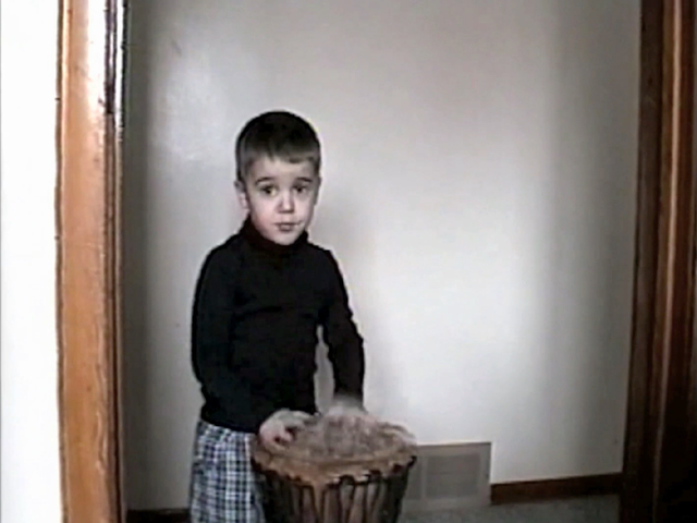 135724_a-young-justin-bieber-shows-off-his-gift-for-the-drums